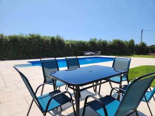 Gower Hideaway - 3 Bed Apartment - Ocean Breeze Hotel in Wales