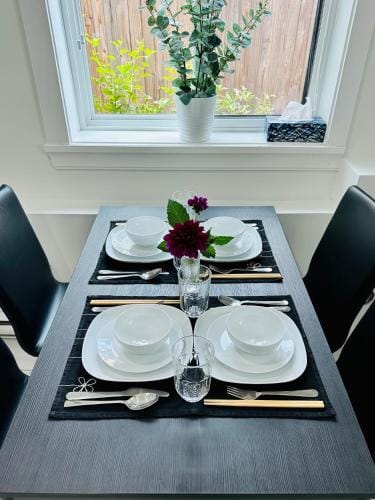 2BR 1.5BA Full Kitchen Private Guest House - Free Parking - Central Location Hotel in Vancouver