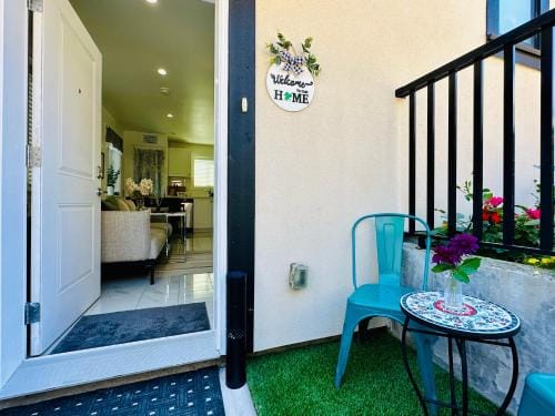 2BR 1.5BA Full Kitchen Private Guest House - Free Parking - Central Location Hotel in Vancouver