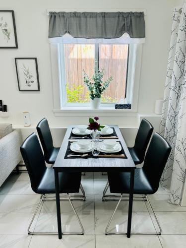 2BR 1.5BA Full Kitchen Private Guest House - Free Parking - Central Location Hotel in Vancouver