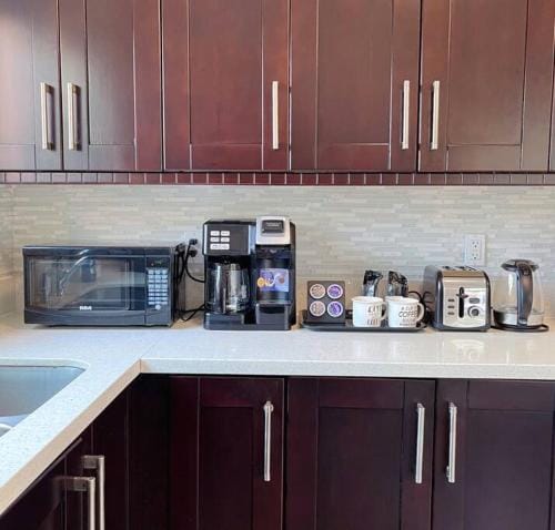 Si & Daniel Home Near YVR Airport & Skytrain Separate Entry Free Parking Hotel in Richmond