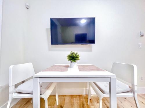 Si & Daniel Home Near YVR Airport & Skytrain Separate Entry Free Parking Hotel in Richmond