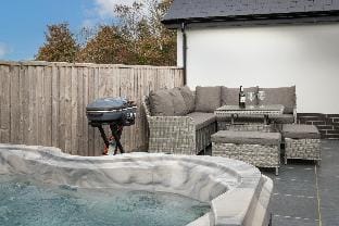 The Paddock - Lovely Cottage with Hot Tub Hotel in Saint Florence