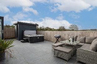 The Paddock - Lovely Cottage with Hot Tub Hotel in Saint Florence