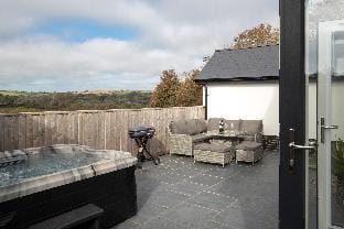 The Paddock - Lovely Cottage with Hot Tub Hotel in Saint Florence