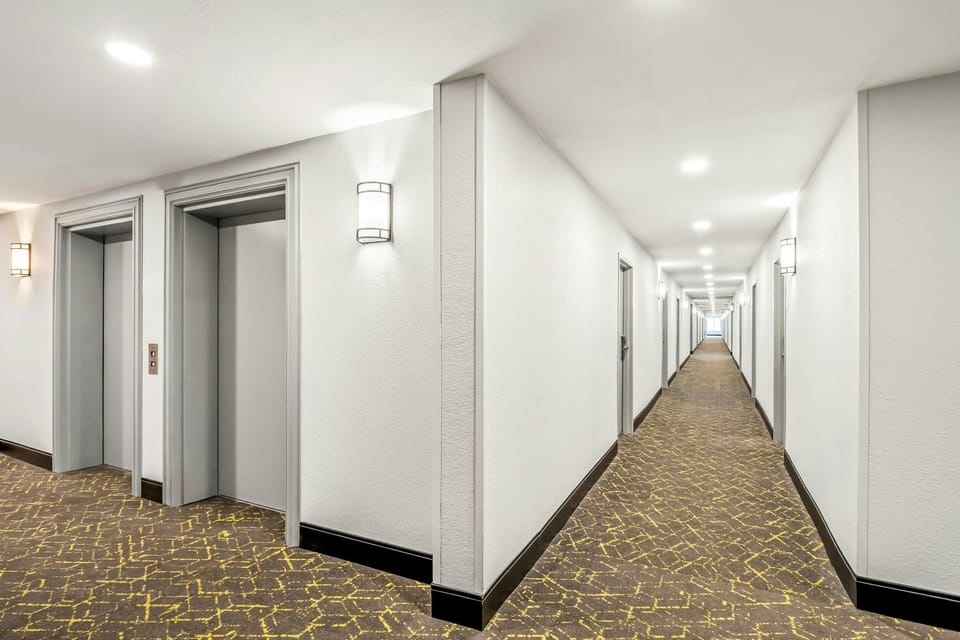 HomeTowne Studios Southfield Hotel in Southfield