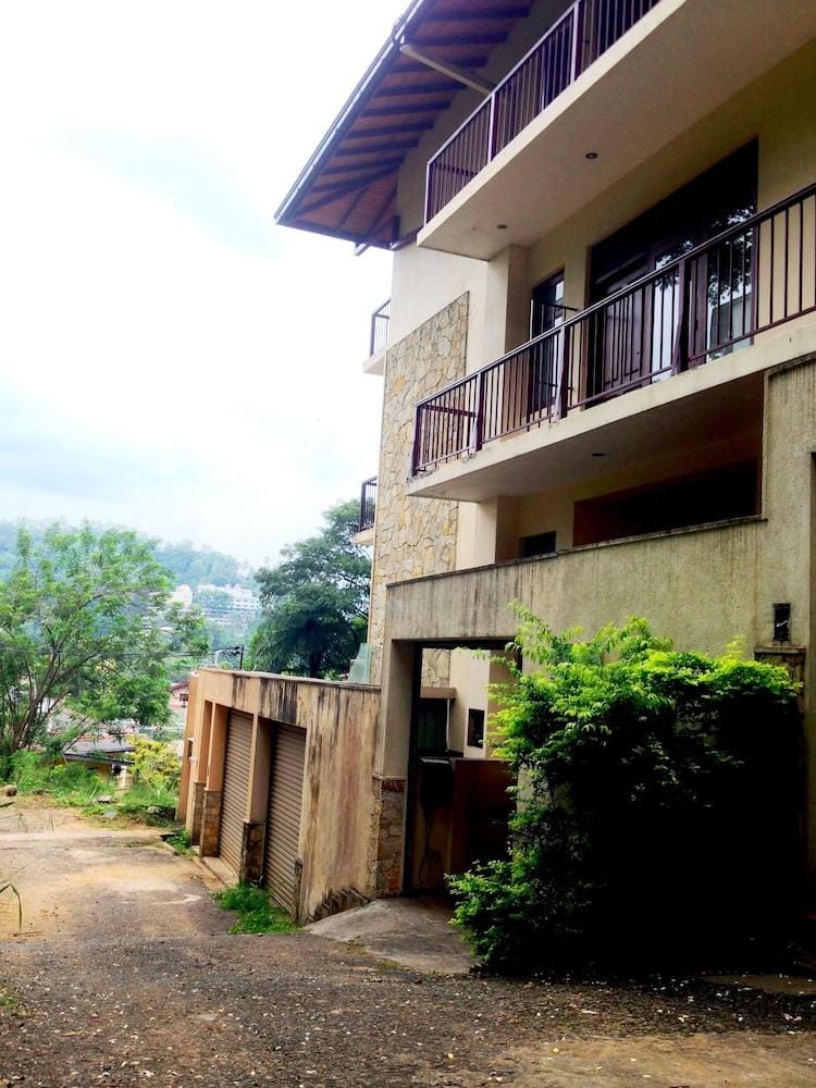 Lake Reach Residence Hotel in Kandy