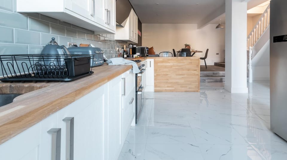 4 bedroom home w/ free parking - Tŷ Hapus Newport Hotel in Newport