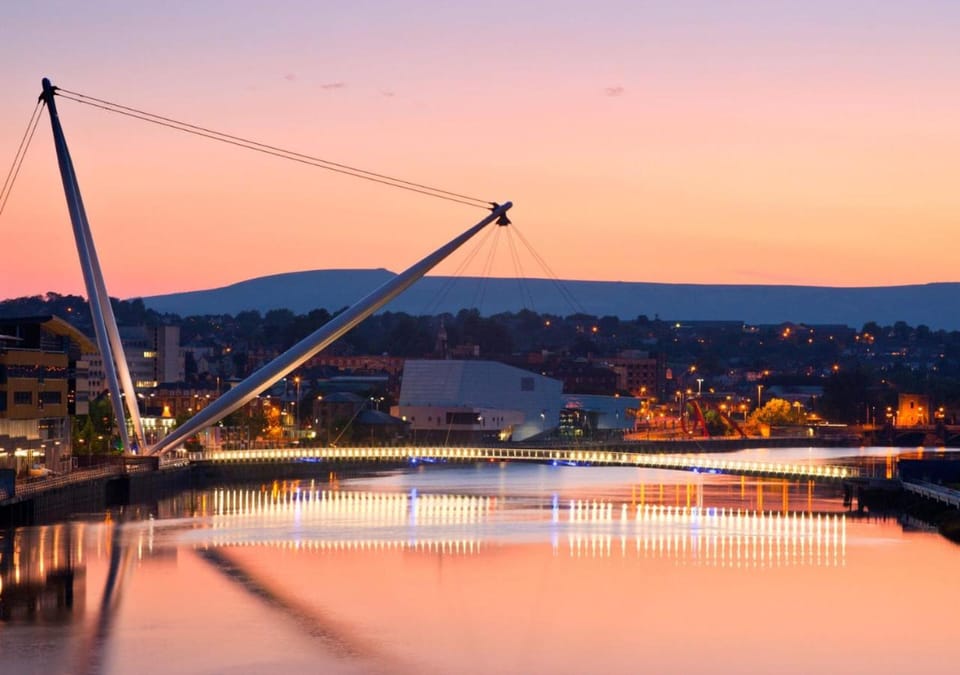 4 bedroom home w/ free parking - Tŷ Hapus Newport Hotel in Newport