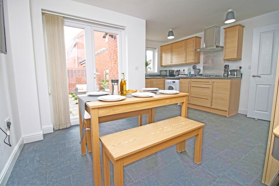 The Dock House - Newport City Centre - Sleeps 7 Hotel in Newport