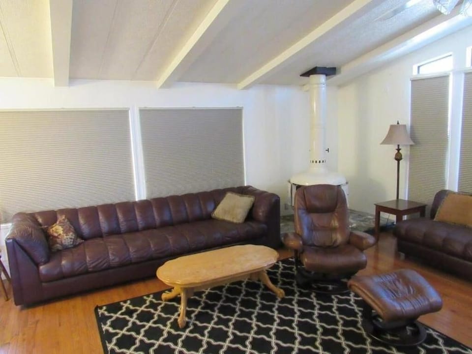 Lakeshore Lodge Motel in Wofford Heights