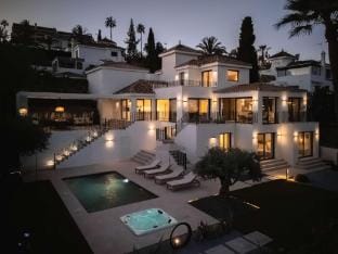 Villa Kumaro 4 bedroom spa outdoor pool parking Hotel in Marbella