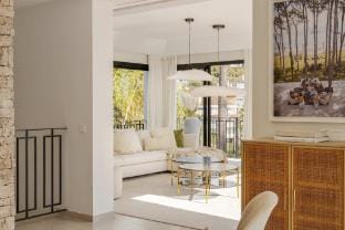 Villa Kumaro 4 bedroom spa outdoor pool parking Hotel in Marbella