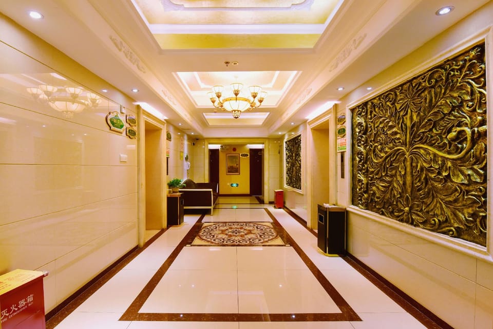 Vienna Hotel Shenzhen Dongmen Guomao subway station branch Hotel in Hong Kong
