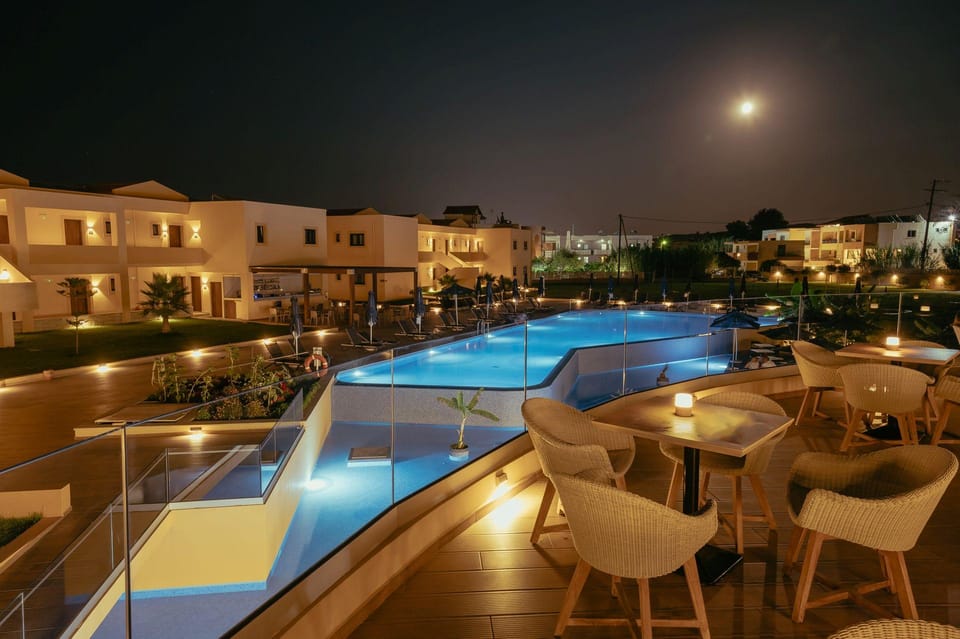 Swimming pool [outdoor]