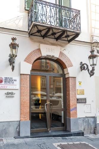 May Flower Luxury Hotel in Naples