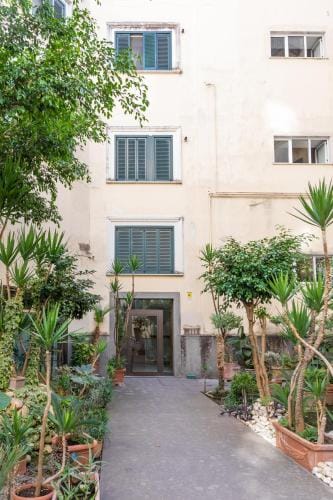 May Flower Luxury Hotel in Naples