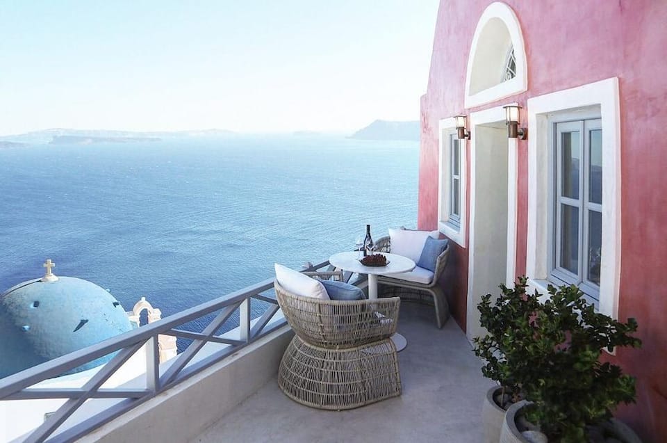Bubble Suite Hotel in Oia