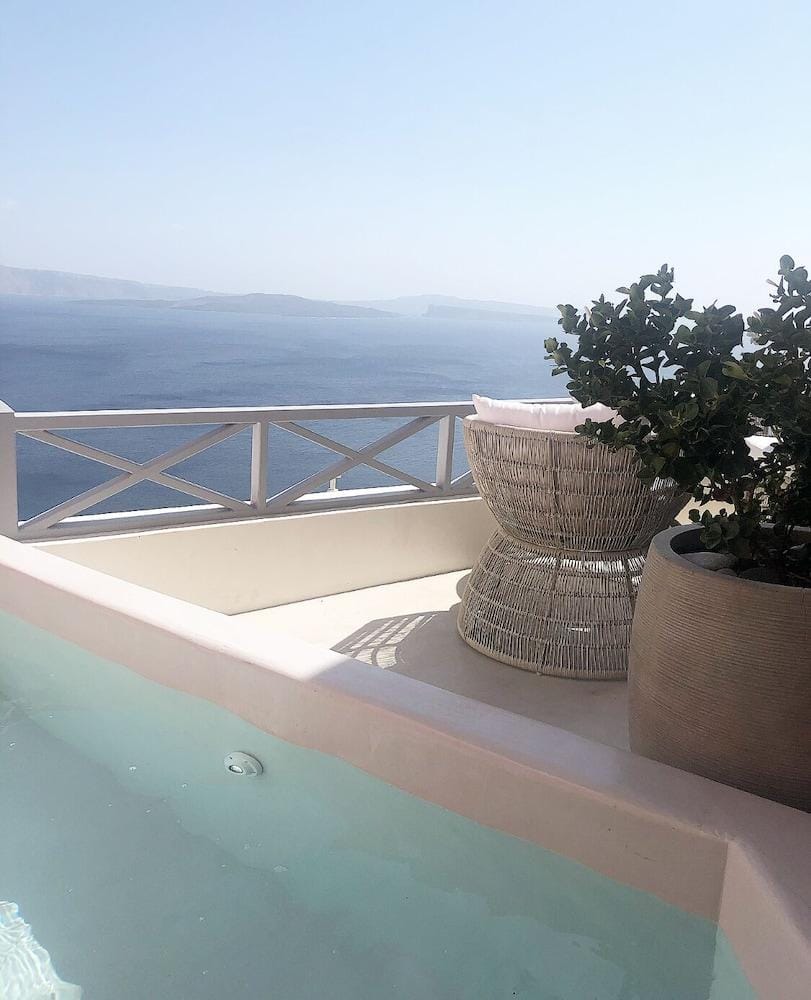 Bubble Suite Hotel in Oia