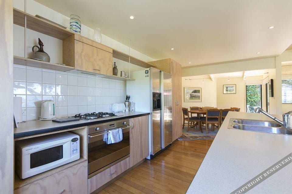 Beachfront Enclosure Bay Hotel in Auckland Region