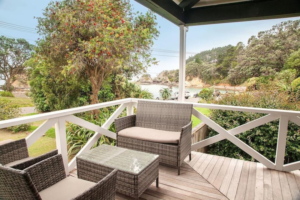 Beachfront Enclosure Bay Hotel in Auckland Region