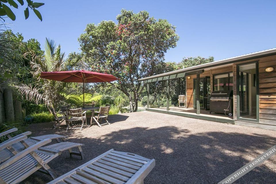 Beachfront Enclosure Bay Hotel in Auckland Region