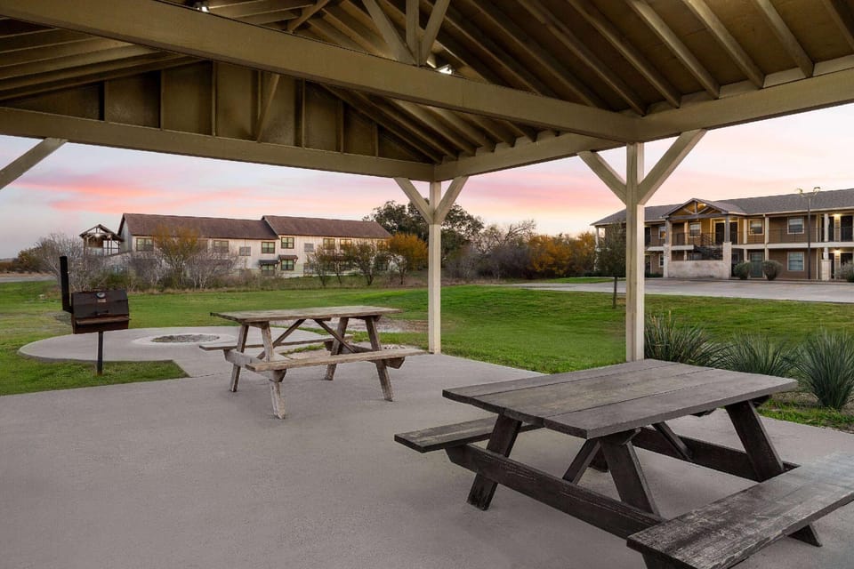 Eagle's Den Suites Kenedy a Travelodge by Wyndham Hotel in Rio Grande