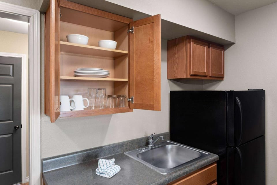 Eagle's Den Suites Kenedy a Travelodge by Wyndham Hotel in Rio Grande