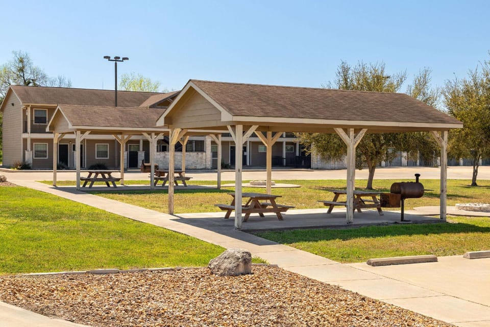 Eagle's Den Three Rivers Texas a Travelodge by Wyndham Hotel in Three Rivers