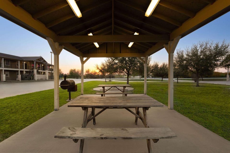 Eagle's Den Three Rivers Texas a Travelodge by Wyndham Hotel in Three Rivers