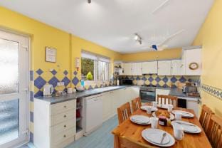 Oaklands - Lovely Cottage, Walk to Beach Hotel in Saundersfoot