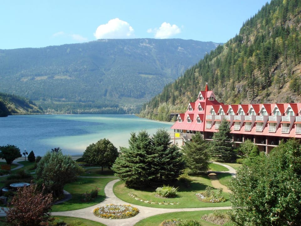 Three Valley Lake Chateau Hotel in Columbia-Shuswap A
