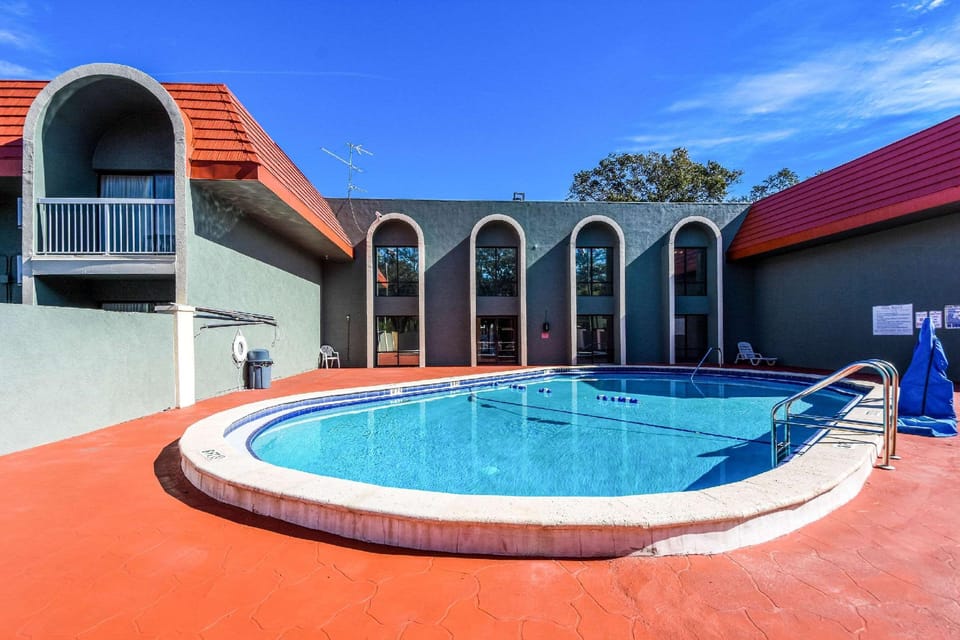 Swimming pool [outdoor]