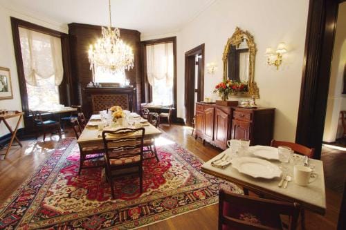 Louisville Bourbon Inn Hotel in Louisville