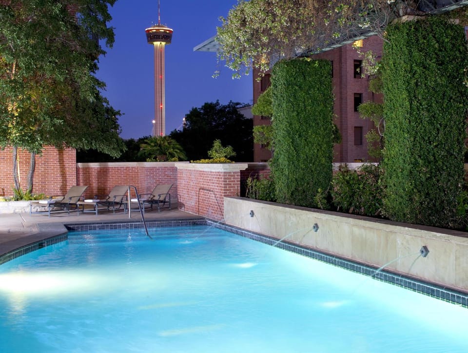 Swimming pool [outdoor]