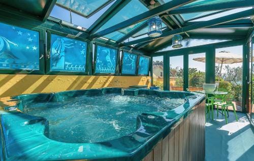 Tuscany Villa Gorello. Villa in Toscana. Jacuzzi con tetto in cristallo,piscina Hotel in Arezzo