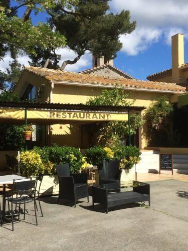Logis Hotel Restaurant Le Flamant Rose camargue Hotel in Arles