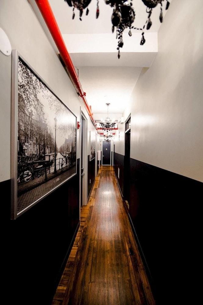 Q4 Hotel & Hostel Hotel in Sunnyside