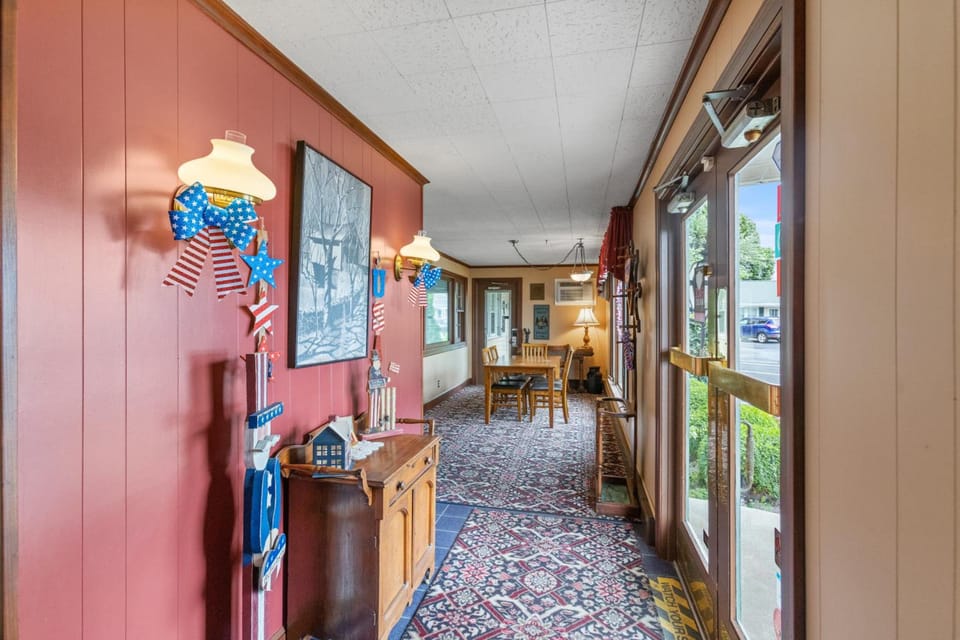 Glass House Inn Erie Hotel in Millcreek Township
