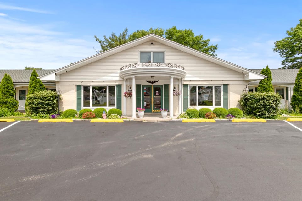 Glass House Inn Erie Hotel in Millcreek Township
