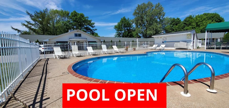 Glass House Inn Erie Hotel in Millcreek Township