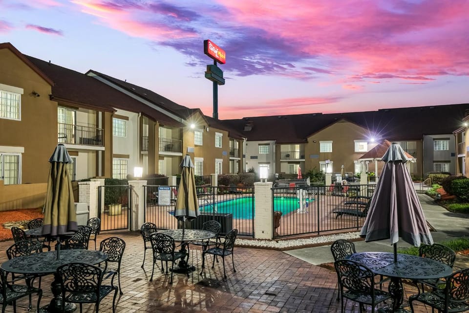 Red Roof PLUS+ & Suites Knoxville West-Cedar Bluff Hotel in Cedar Bluff