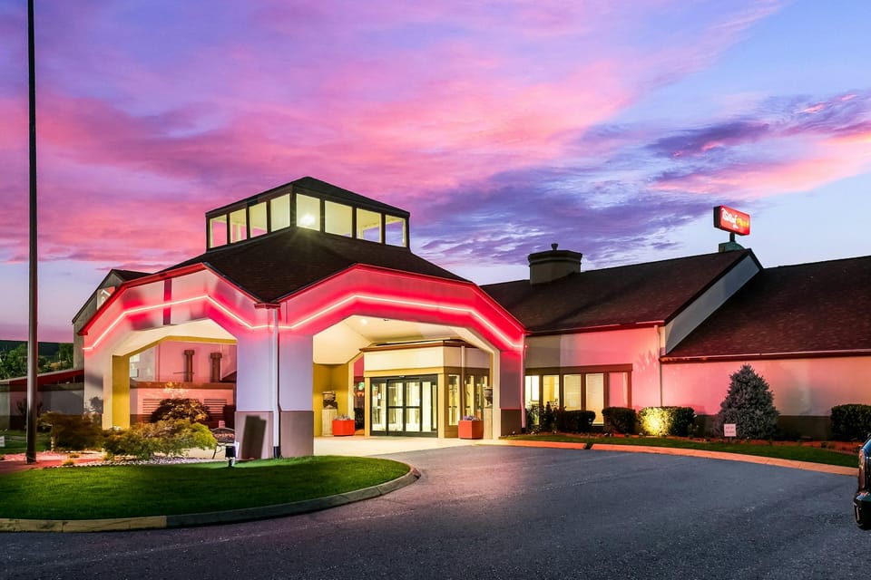 Red Roof PLUS+ & Suites Knoxville West-Cedar Bluff Hotel in Cedar Bluff