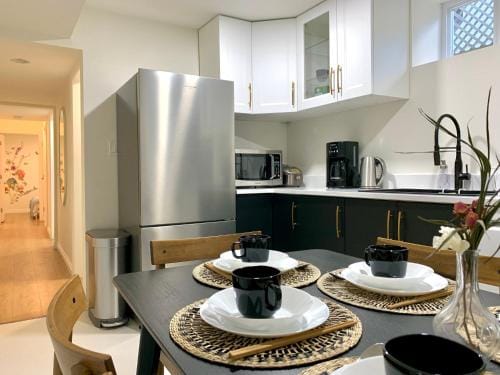 3Beds 2BA Cherry Blossom Suite - Free Parking - Central Oakridge Neighbourhood Hotel in Vancouver