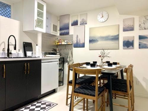 3Beds 2BA Cherry Blossom Suite - Free Parking - Central Oakridge Neighbourhood Hotel in Vancouver