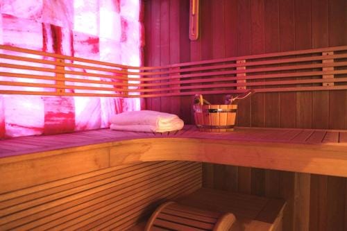 Dionbulles & Dionlodge Guesthouse, Private Wellness pool in option Hotel in Flanders