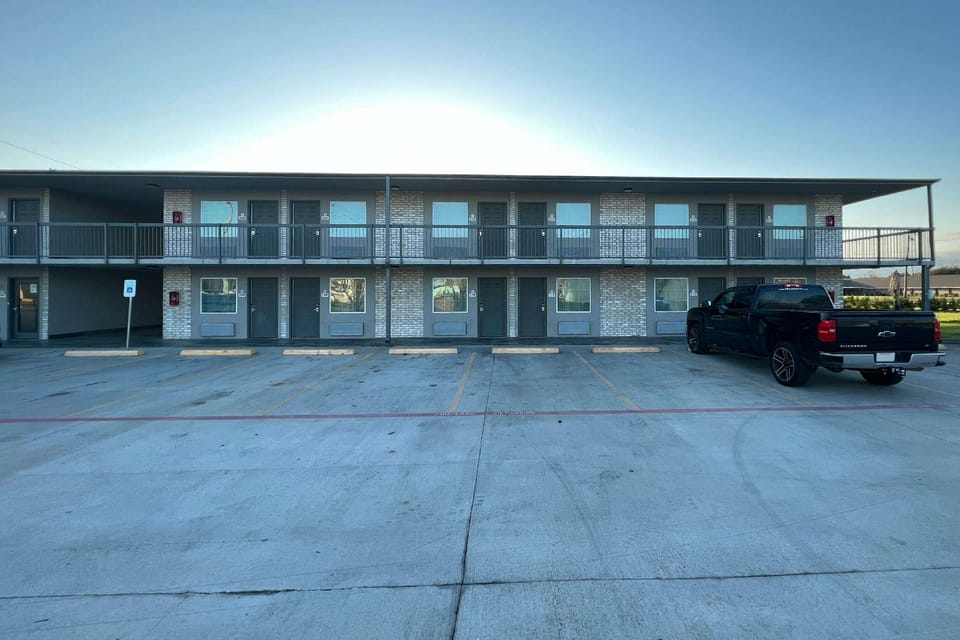 Super 8 by Wyndham Sulphur South Hotel in Sulphur