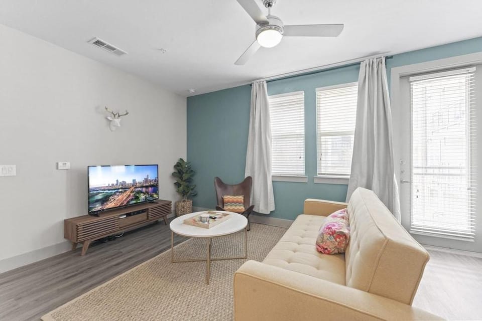 Grand 1Br King Suite Close to Downtown w Fast Wifi Hotel in Montopolis