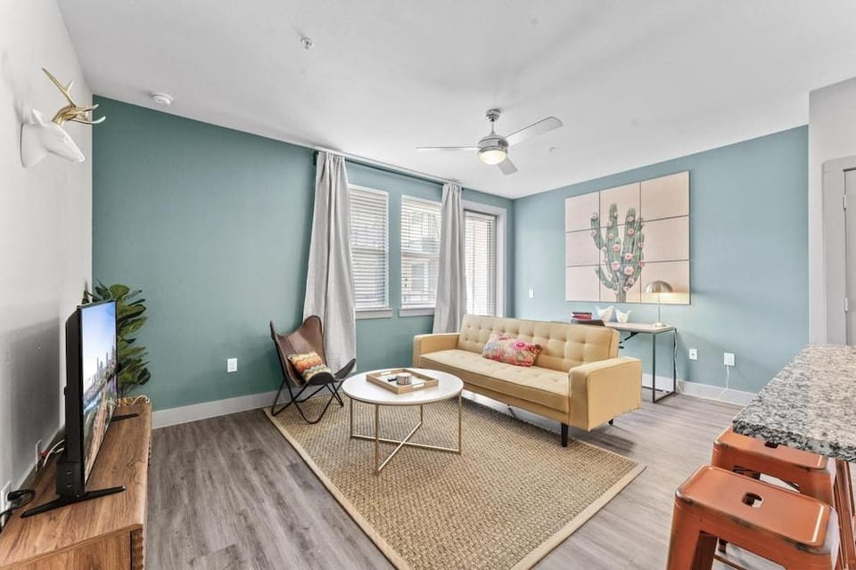 Grand 1Br King Suite Close to Downtown w Fast Wifi Hotel in Montopolis