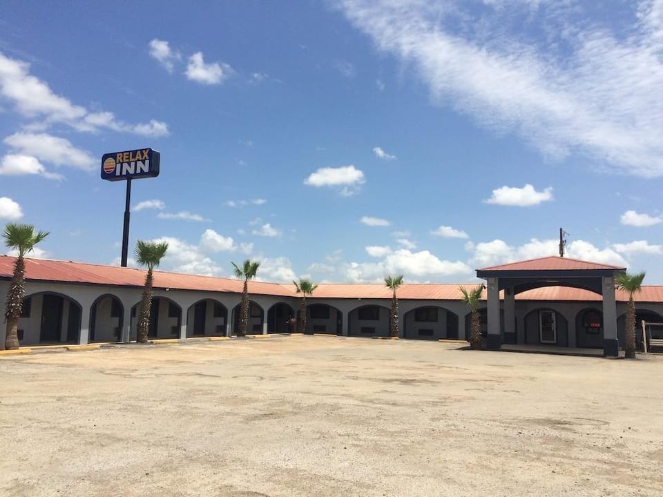 Relax Inn Dilley Hotel in Rio Grande